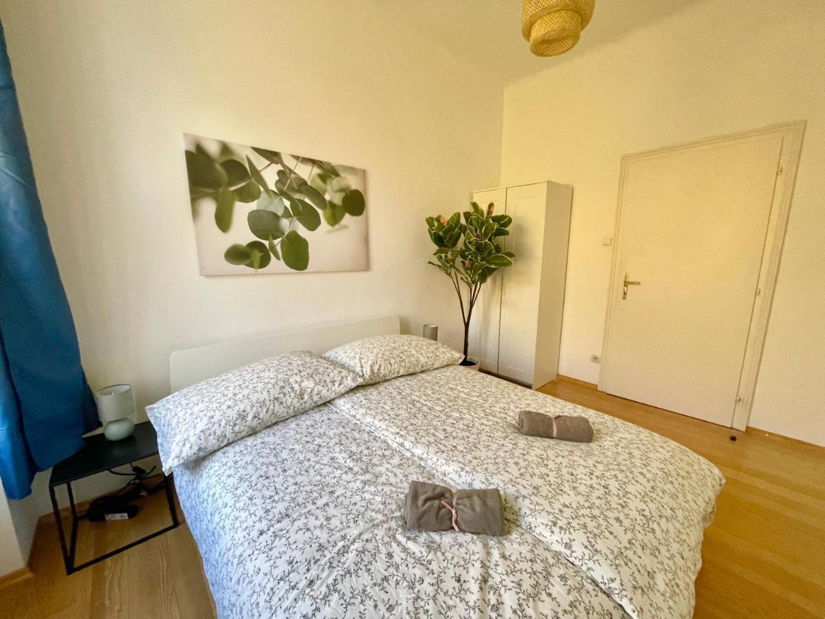 100M2 Flat With Balcony Near Mariahilferstrasse - Free Parking Lägenhet Wien Exteriör bild
