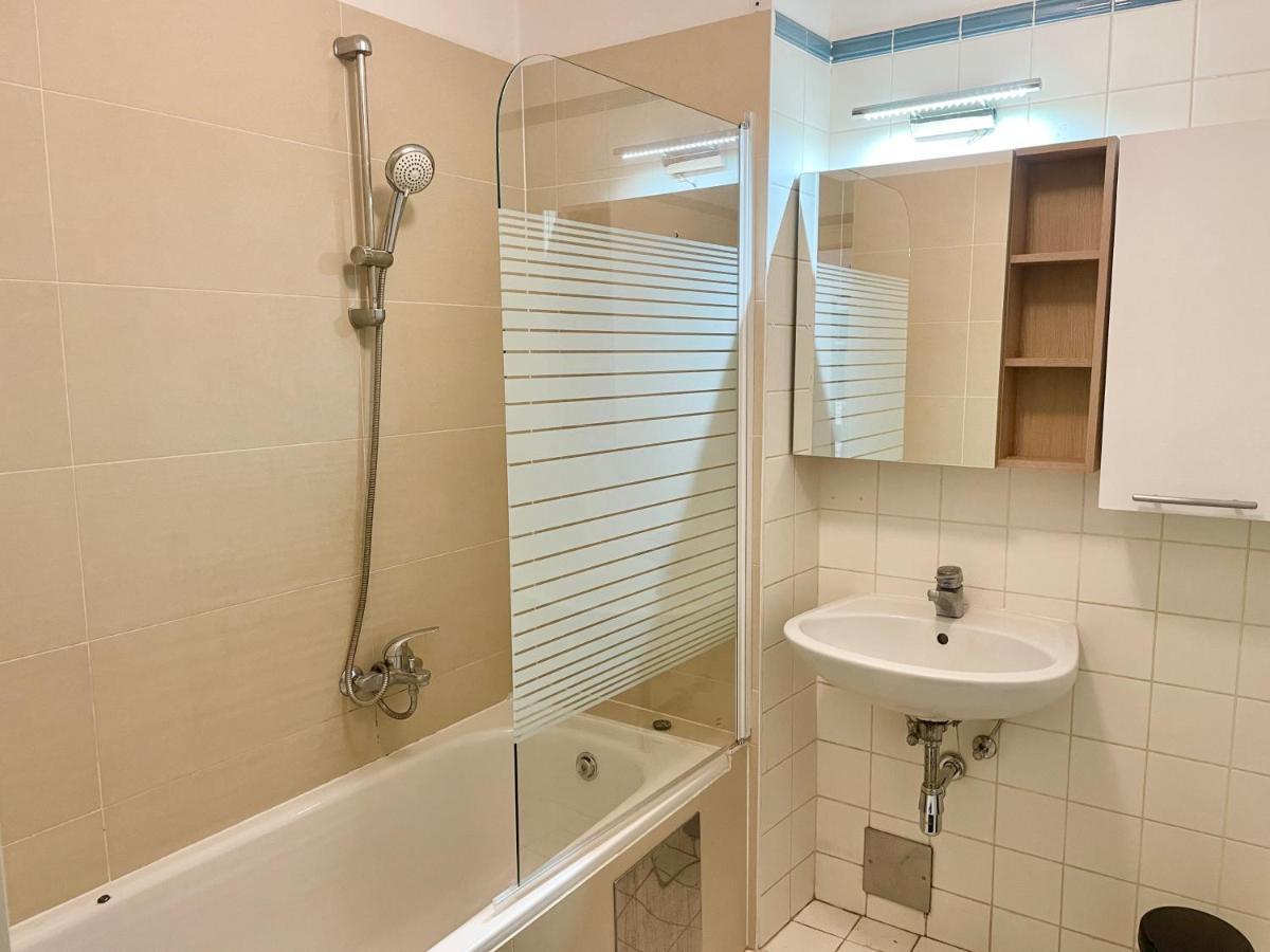 100M2 Flat With Balcony Near Mariahilferstrasse - Free Parking Lägenhet Wien Exteriör bild